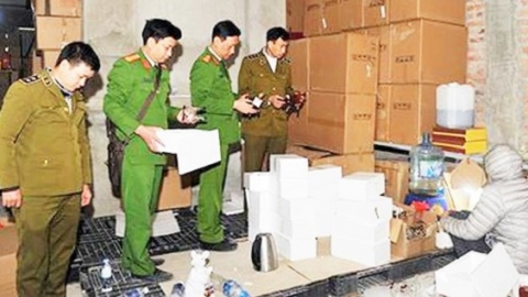 Hà Nội: Phát hiện cơ sở đóng chai rượu ngoại lậu