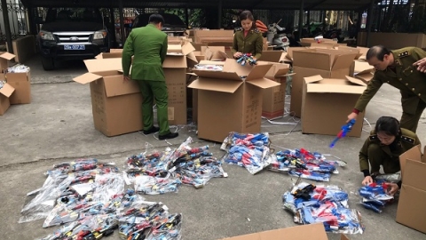Hà Nội: Thu giữ 2.000 đồ chơi mô hình súng cho trẻ em