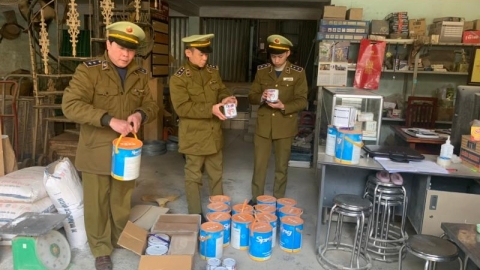 Thu giữ nhiều sản phẩm sơn chống rỉ, sơn ngoài trời chống thấm đã quá hạn sử dụng
