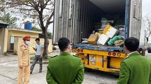 Thanh Hóa: Bắt giữ xe tải chở 10 tấn thực phẩm không rõ nguồn gốc