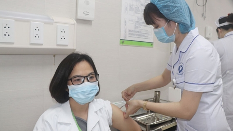 Cán bộ y tế Bệnh viện Phụ sản Hà Nội được tiêm vaccine ngừa COVID-19