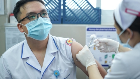 Thêm gần 900 người được tiêm vaccine Covid-19