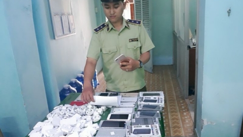 Tiền Giang: Tạm giữ 63 điện thoại Iphone đã qua sử dụng, 177 phụ kiện điện thoại có dấu hiệu nhập lậu