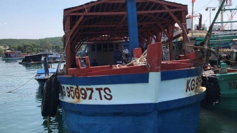 Phát hiện tàu vỏ gỗ vận chuyển hơn 100.000 lít dầu DO trái phép trên vùng biển Kiên Giang