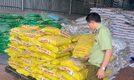 Sơn La: Phát hiện cơ sở kinh doanh gần 2 tấn phân bón đã hết hạn sử dụng