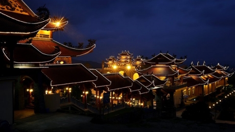 Đến Quảng Ninh, đừng bỏ lỡ những quần thể tâm linh đẹp kỳ vĩ