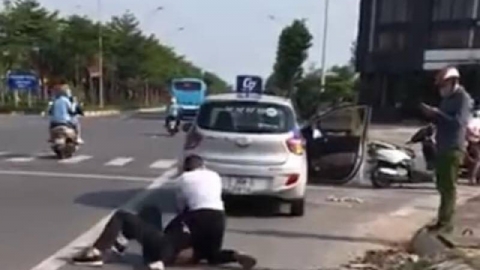 Chủ tịch UBND thành phố Hà Nội thưởng nóng tài xế taxi dũng cảm bắt cướp