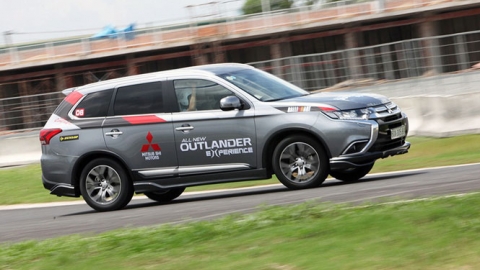 Mitsubishi Outlander được triệu hồi khắc phục rủi ro “trôi xe” khi dừng, đỗ