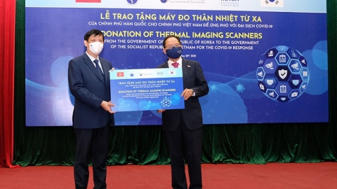 Việt Nam tiếp nhận hỗ trợ 40 máy đo thân nhiệt từ xa của Chính phủ Hàn Quốc