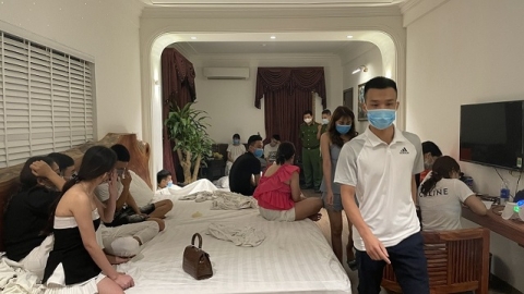 Nam Định: Đột kích khách sạn phát hiện nhiều nam nữ 'phê' ma túy