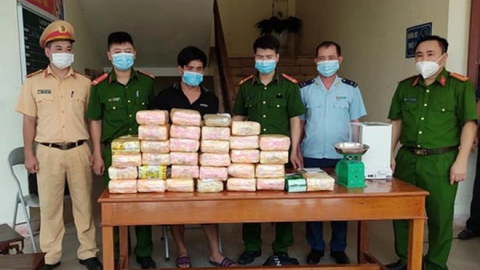 Hà Tĩnh: Bắt đối tượng vận chuyển trái phép hơn 30 kg ma túy tổng hợp, 1kg ketamine và 12.000 viên hồng phiến