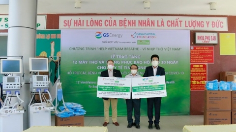 VinaCapital và GS Energy tặng 12 máy thở và trang phục bảo hộ cho tỉnh Long An