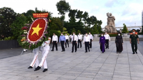 Lãnh đạo TP. HCM dâng hoa, dâng hương tưởng niệm các anh hùng liệt sĩ