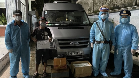 TP. Hồ Chí Minh: Phát hiện xe "luồng xanh" chở thuốc lá lậu