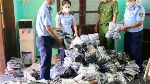Thừa Thiên Huế: Thu giữ hàng trăm chiếc áo khoác có dấu hiệu giả mạo nhãn hiệu