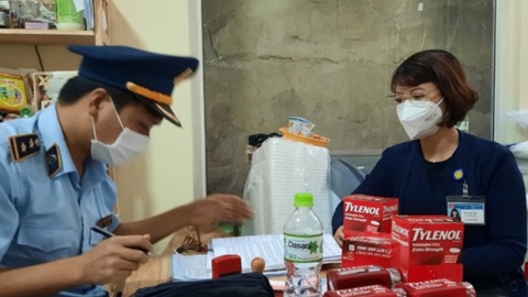 Phát hiện, xử lý cửa hàng thực phẩm rao bán kit test nhanh Covid-19 và thuốc hạ sốt nhập lậu