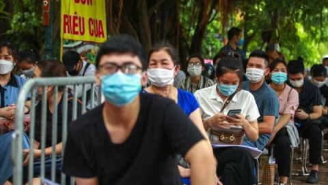 Hà Nội: Người dân xếp hàng chờ lấy xác nhận giấy tờ về đất đai