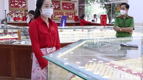 Chiếm đoạt 2.380 nhẫn vàng để 'chơi tiền ảo'