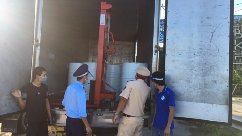 Tiền Giang: Phát hiện xe tải “luồng xanh” vận chuyển 4,3 tấn nguyên liệu thuốc thú y không có nhãn phụ