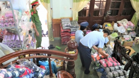 Phát hiện hơn 26.000 cuộn len, sợi dệt không rõ nguồn gốc