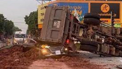 Thái Nguyên: Một tài xế tử vong do va chạm với xe tải chở đất