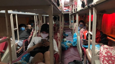 Hà Nội: Phát hiện xe khách giường nằm vận chuyển “khách chui”