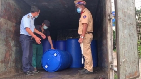 Tiền Giang: Phát hiện 4 tấn dầu nhờn không có nhãn mác