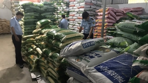 Vĩnh Long: Phát hiện 335 bao phân bón hết hạn sử dụng và vi phạm về nhãn