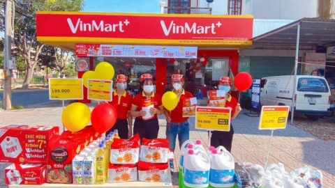 Thắt chặt chi tiêu, chị em nội trợ rủ nhau “săn” sale các mặt hàng nhu yếu phẩm