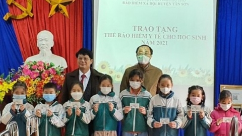 Gần 5.000 học sinh, sinh viên Phú Thọ được tặng thẻ Bảo hiểm Y tế