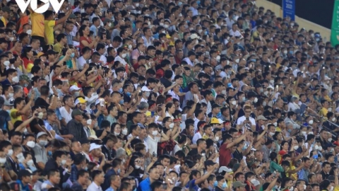 Sân Thiên Trường đông nghịt dù không có đội nhà: "Khán giả Việt Nam thật tuyệt vời"