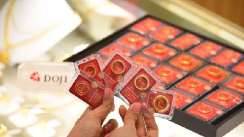 Giá vàng hôm nay 12/08: Giá vàng vững sát mốc 1.800 USD/ounce