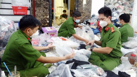 Quản lý thị trường TP. HCM phát hiện nhiều lô hàng quần áo có dấu hiệu giả mạo