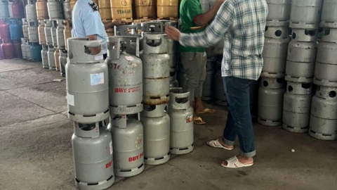 Tạm giữ hàng loạt chai LGP nhãn hiệu DUYPHAT tại doanh nghiệp không phải chủ sở hữu