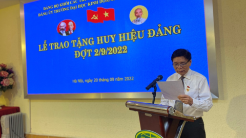 Lễ trao tặng Huy hiệu Đảng tại trường Đại học Kinh doanh và Công nghệ Hà Nội