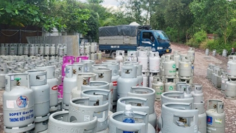 Phát hiện cơ sở sang chiết gas lậu tại bãi gửi xe