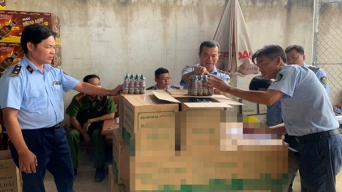 Tiêu huỷ hơn 6.000 chai mắm Trí Hải giả ở Cần Thơ