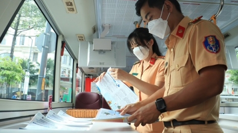 Công an TP. HCM tuyên truyền Luật giao thông đường bộ cho khách du lịch nước ngoài