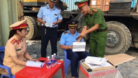 Phát hiện 2 container vận chuyển hàng hóa không rõ nguồn gốc đưa vào Nam tiêu thụ