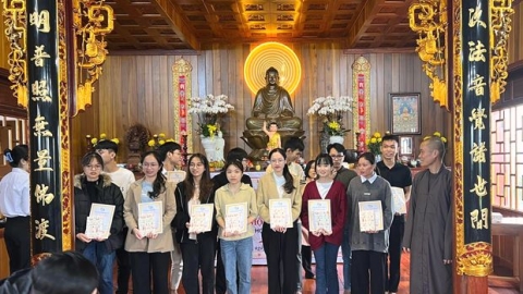 Trao học bổng “Nối một vòng tay”cho sinh viên Y Dược Huế