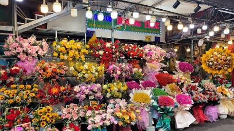 Nhộn nhịp thị trường hoa và quà tặng ngày Quốc tế phụ nữ 08/03