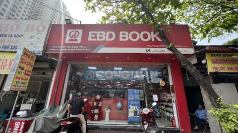 Nhà sách EBD tại Hà Nội bày bán hàng hoá nước ngoài không tem nhãn phụ Tiếng Việt
