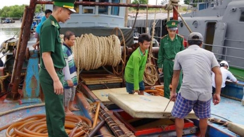 Bắt giữ tàu vận chuyển 15.000 lít dầu DO không rõ nguồn gốc, xuất xứ