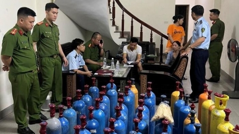 Quảng Ninh: Phát hiện và thu giữ 49 bình kim loại chứa khí cười