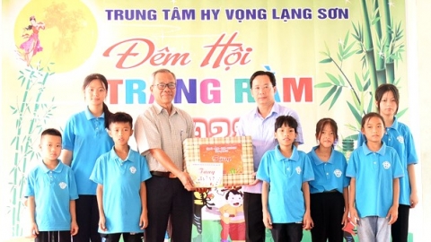 Lãnh đạo tỉnh Lạng Sơn thăm, tặng quà thiếu niên, nhi đồng dịp Tết Trung thu