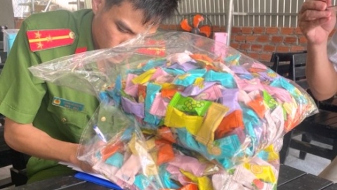 Hàng chục học sinh ở Quảng Ngãi nghi bị ngộ độc sau khi ăn kẹo không rõ nguồn gốc
