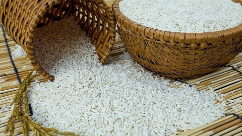 Giá lúa gạo hôm nay 18/4: Biến động trái chiều