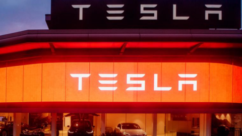 Elon Musk vừa sa thải toàn bộ 40 nhân viên phòng marketing của Tesla