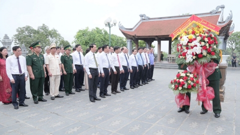 Dâng hương tưởng niệm Chủ tịch Hồ Chí Minh, đồng chí Nguyễn Đức Cảnh và Đền thờ Liệt sĩ tỉnh Thái Bình