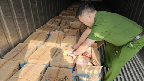 Lạng Sơn: Tiêu hủy 1,5 tấn thực phẩm không rõ nguồn gốc xuất xứ